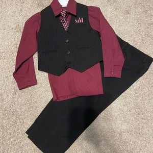 Boys size 6 suit set